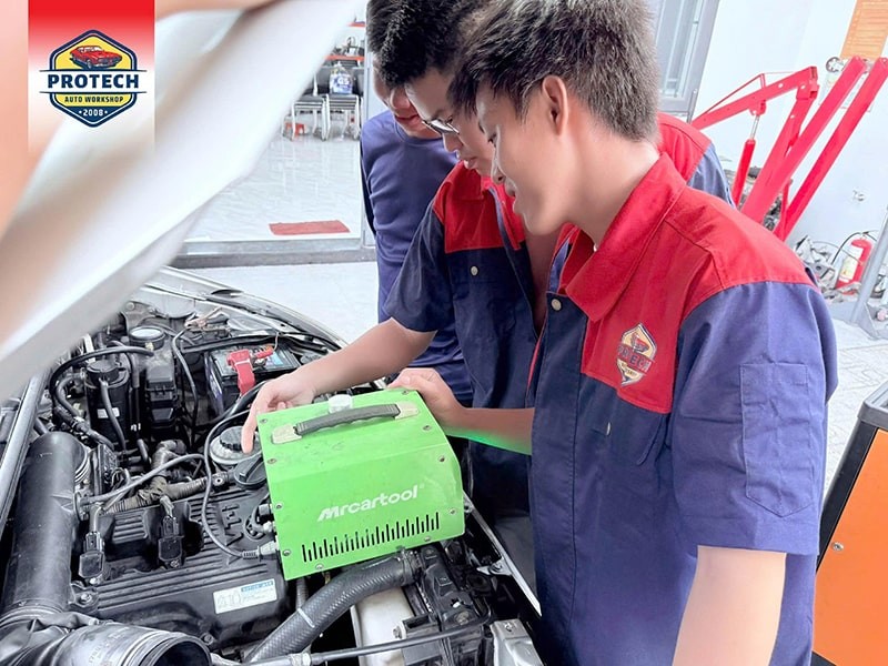 Lớp học nghề sửa chữa ô tô tại Trung tâm Auto Protech