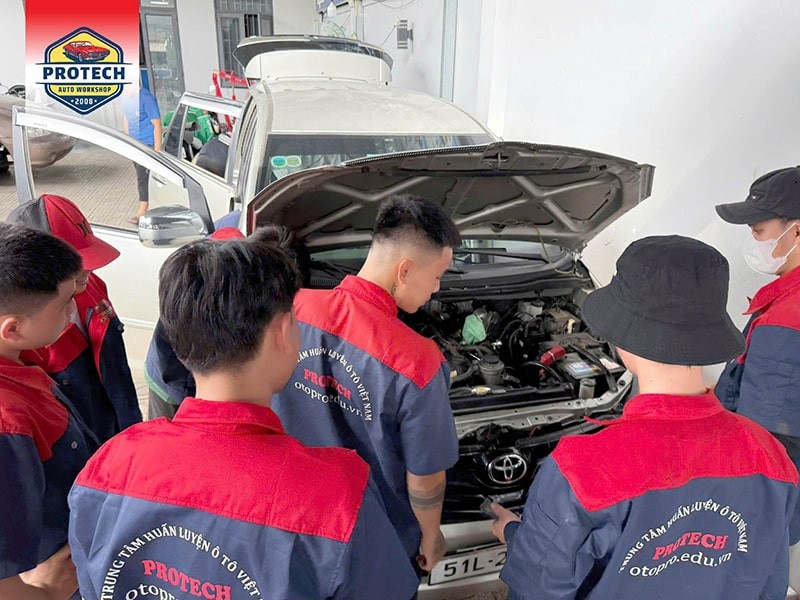 Lớp học nghề sửa chữa ô tô tại Trung tâm Auto Protech