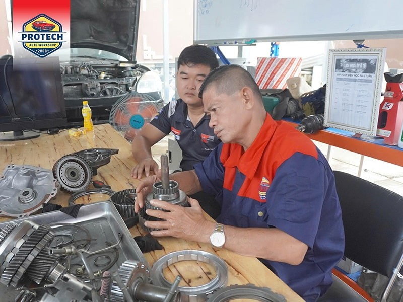 Lớp học nghề sửa chữa ô tô tại Trung tâm Auto Protech