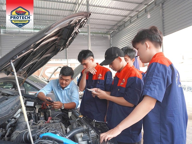 Lớp học nghề sửa chữa ô tô tại Trung tâm Auto Protech