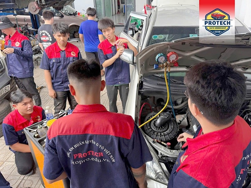 Lớp học nghề sửa chữa ô tô tại Trung tâm Auto Protech