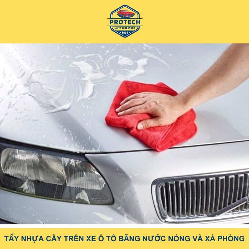Tẩy nhựa cây trên xe ô tô bằng nước nóng và xà phòng