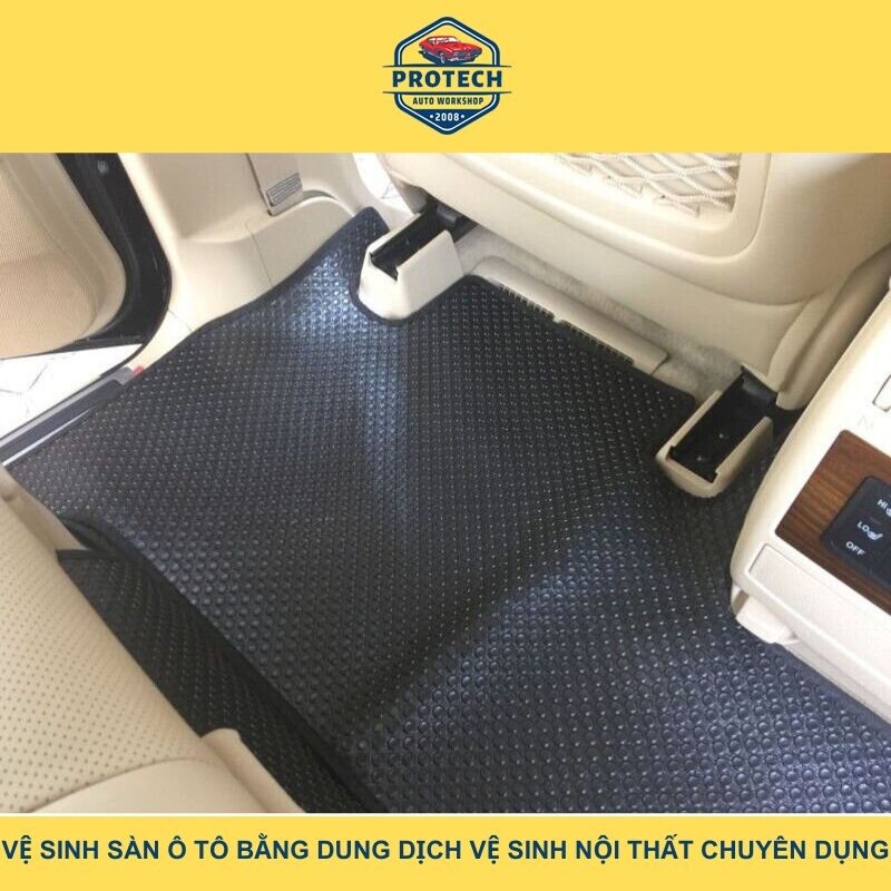 Vệ sinh sàn ô tô bằng dung dịch vệ sinh chuyên dụng