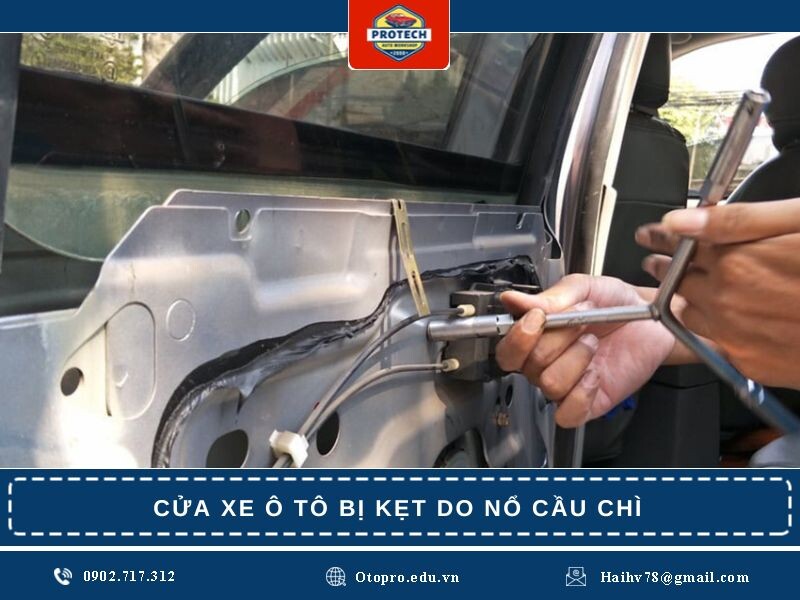 Cửa xe ô tô bị kẹt do nổ cầu chì