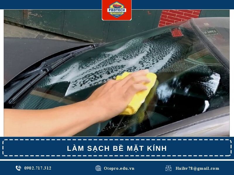 Làm sạch bề mặt kính