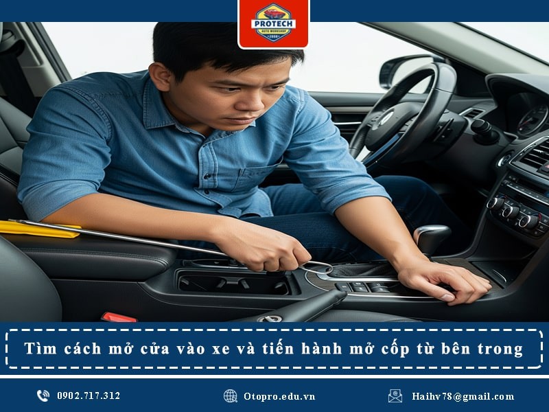Tìm cách mở cửa vào xe và tiến hành mở cốp từ bên trong