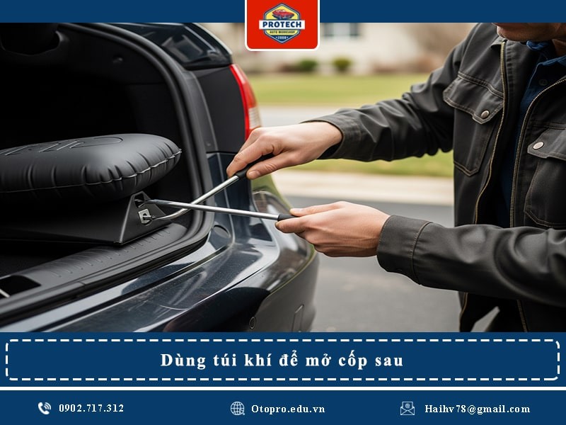 Dùng túi khí để mở cốp sau